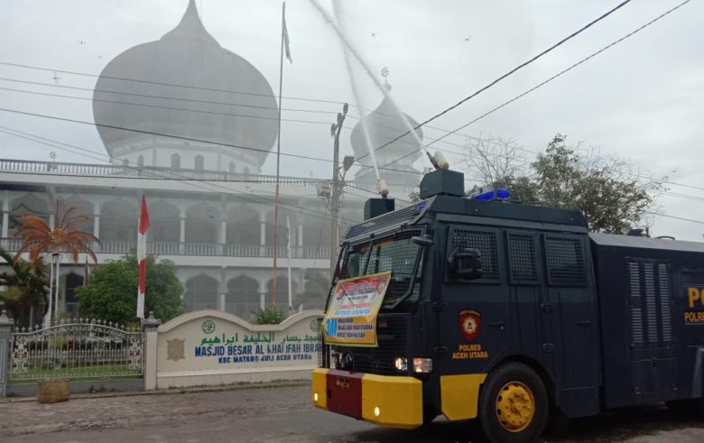 Cegah Penyebaran Covid-19, Masjid di Aceh Utara Disemprot Pakai Water Canon