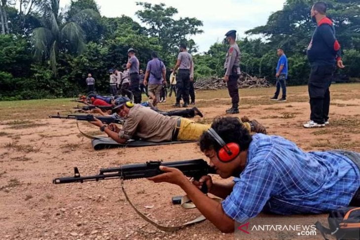 Jadi Juru Kabar, Jurnalis di Aceh Utara dan Lhokseumawe Dilatih Gunakan AK 101 dan Pistol FN