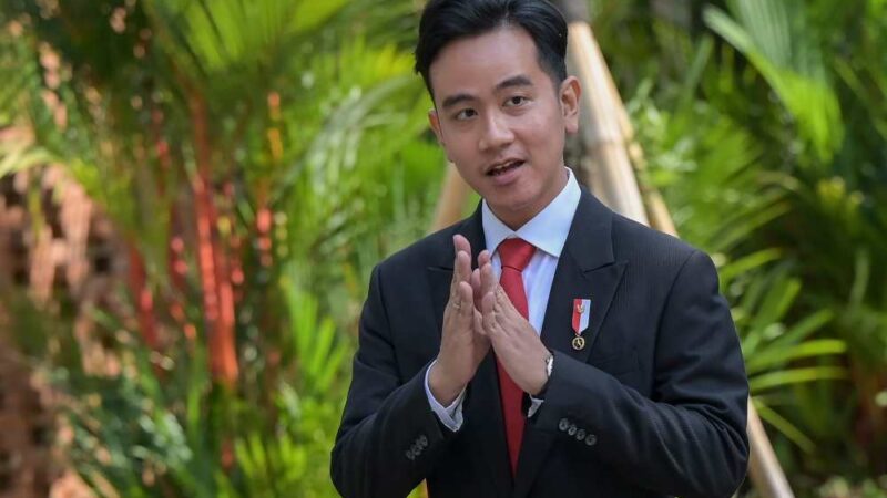 Di tengah isu pemakzulan, beredar kabar menarasikan Presiden Prabowo Subianto resmi mencopot Gibran Rakabuming Raka dari posisinya sebagai wakil presiden (wapres) pada 29 April.