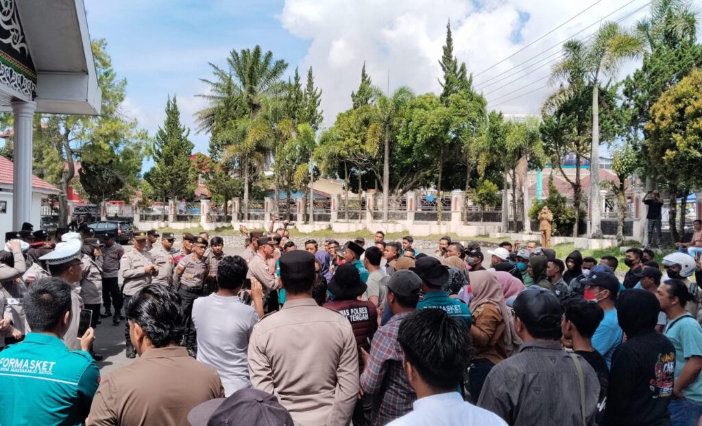 Demo Lubang Raksasa
