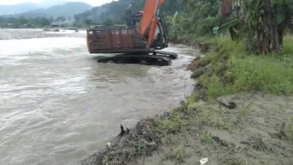 Tambang ilegal di sungai manggamat