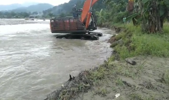 Tambang ilegal di sungai manggamat