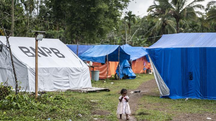 Warga Sawang di Tenda