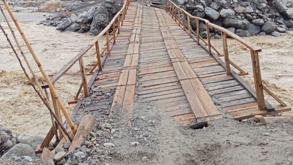 Jembatan darurat rusak