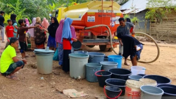 Sejumlah warga korban banjir mengambil air bersih bantuan dari Medco E&P Malaka beberapa waktu lalu.