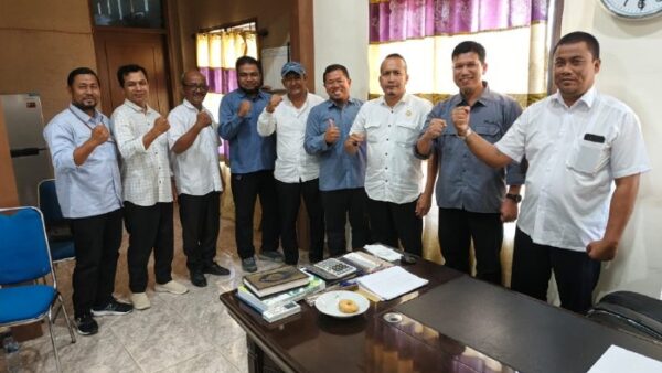 Kepala Dinas Perikanan Kabupaten Aceh Timur, Syarifudin, SP, M. Si beserta Sektretaris dan Kepala Bidang menerima perwakilan dari PT Medco Indonesia di ruang kerjanya, pada Rabu, 24 April 2025, pada pertemuan ini perwakilan dari PT Medco Indonesia mengajak Dinas Perikanan Kabupaten Aceh Timur untuk bekerjasama dalam rangka membangun sektor perikanan.