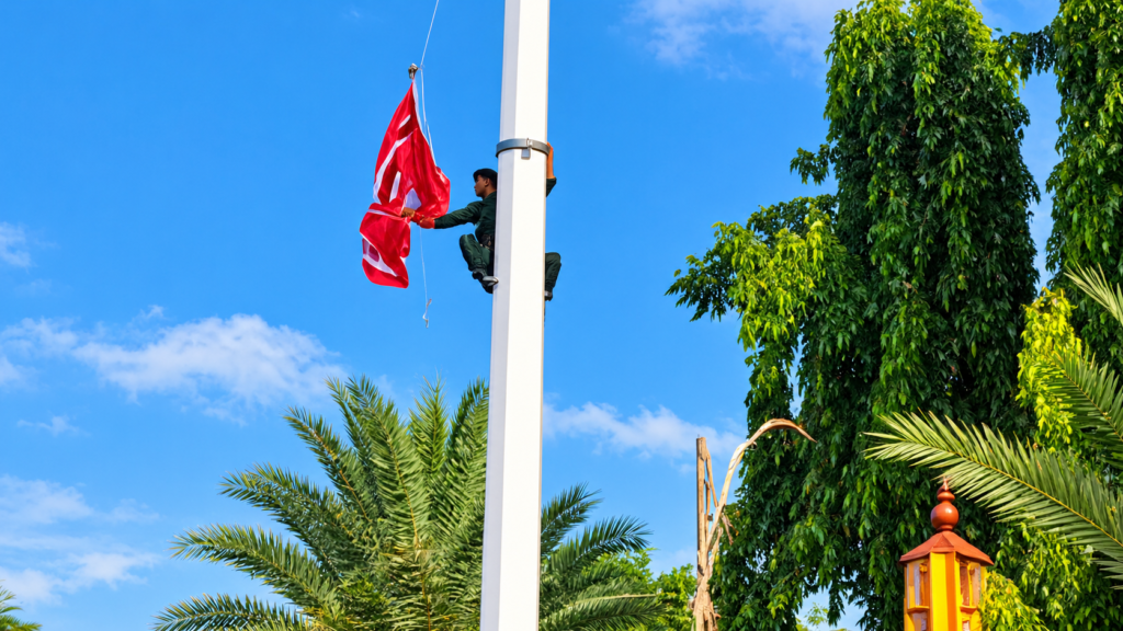 Foto: Prajurit TNI Tampak menurunkan bendera bulan bintang di Masjid Raya Baiturrahman Aceh. (Dok. Kodam Iskandar Muda)