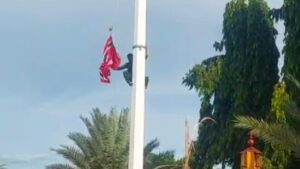 Prajurit TNI Panjat Tiang Turunkan Bendera Bulan Bintang