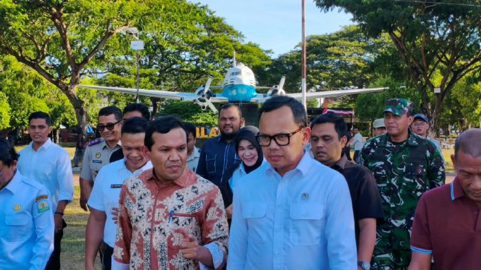 Wakil Gubernur Aceh Fadhlullah (dek Fadh) bersama Wakil Menteri Dalam Negeri Bima Arya Sugiarto, Wali Kota Banda Aceh Illiza Sa’aduddin Djamal, Ketua DPRA Zulfadhli, sejumlah anggota DPRA, serta berbagai unsur terkait meninjau langsung Lapangan Blang Padang, Banda Aceh, Rabu (19/8/2026) sore