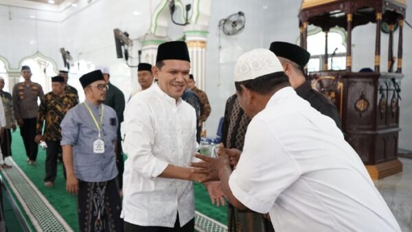 Wakil Gubernur Aceh Fadhlullah SE (Dek Fadh) menghadiri peringatan Maulid Nabi Muhammad SAW bersama ratusan anak yatim, santri dan masyarakat Kemukiman Teupin Raya di Masjid Baitul Istiqamah, Kecamatan Geulumpang Tiga, Kabupaten Pidie, Selasa (25/8/2026).