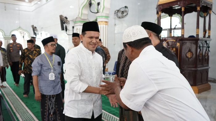 Wakil Gubernur Aceh Fadhlullah SE (Dek Fadh) menghadiri peringatan Maulid Nabi Muhammad SAW bersama ratusan anak yatim, santri dan masyarakat Kemukiman Teupin Raya di Masjid Baitul Istiqamah, Kecamatan Geulumpang Tiga, Kabupaten Pidie, Selasa (25/8/2026).