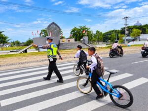 Polantas Bireuen Prioritaskan Keselamatan Anak Sekolah di Jalan Raya
