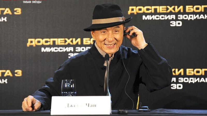 Nama aktor laga dunia Jackie Chan kembali menjadi perbincangan di media sosial setelah beredar narasi yang menyebut dirinya mengirim bantuan menggunakan kapal besar untuk masyarakat terdampak banjir di Aceh pada 2025.