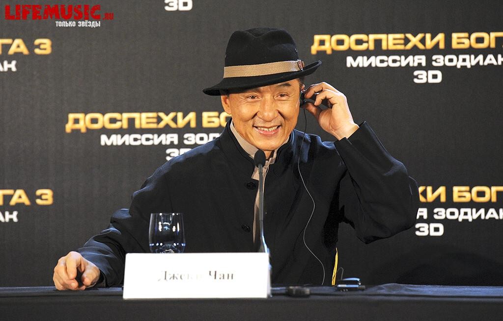 Nama aktor laga dunia Jackie Chan kembali menjadi perbincangan di media sosial setelah beredar narasi yang menyebut dirinya mengirim bantuan menggunakan kapal besar untuk masyarakat terdampak banjir di Aceh pada 2025.